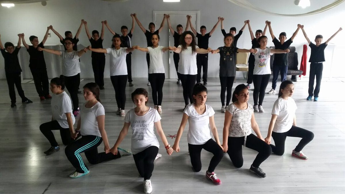 umrsporisleri's tweet photo. 7 Bölge 7 Oyun Halk Oyunları projemizde eğitim ve provalar devam ediyor!
(Şht Öğrtmn Ahmet Önay Ort. Van Oyun Ekibi) https://t.co/SXzTZouEk1