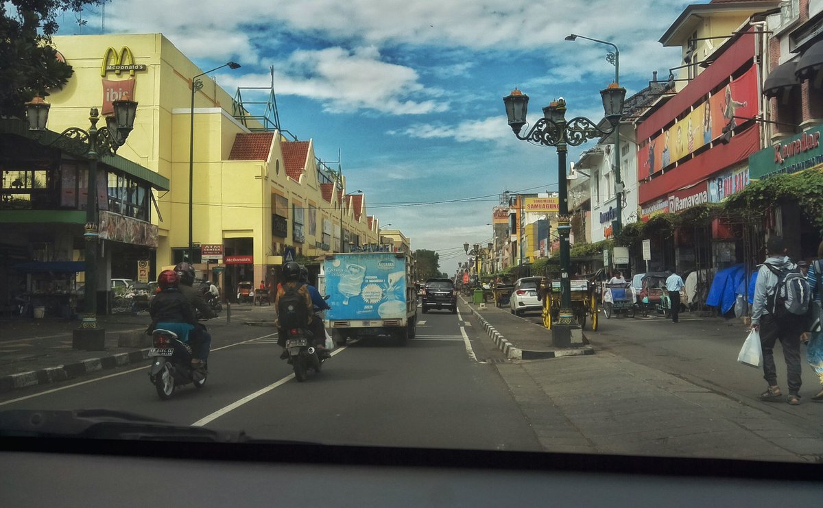 Jogja24Jam's tweet photo. Mari yang belum menikmati jalan Malioboro, nampak lengang hari ini
-@auroratransport https://t.co/53TodzZr0u