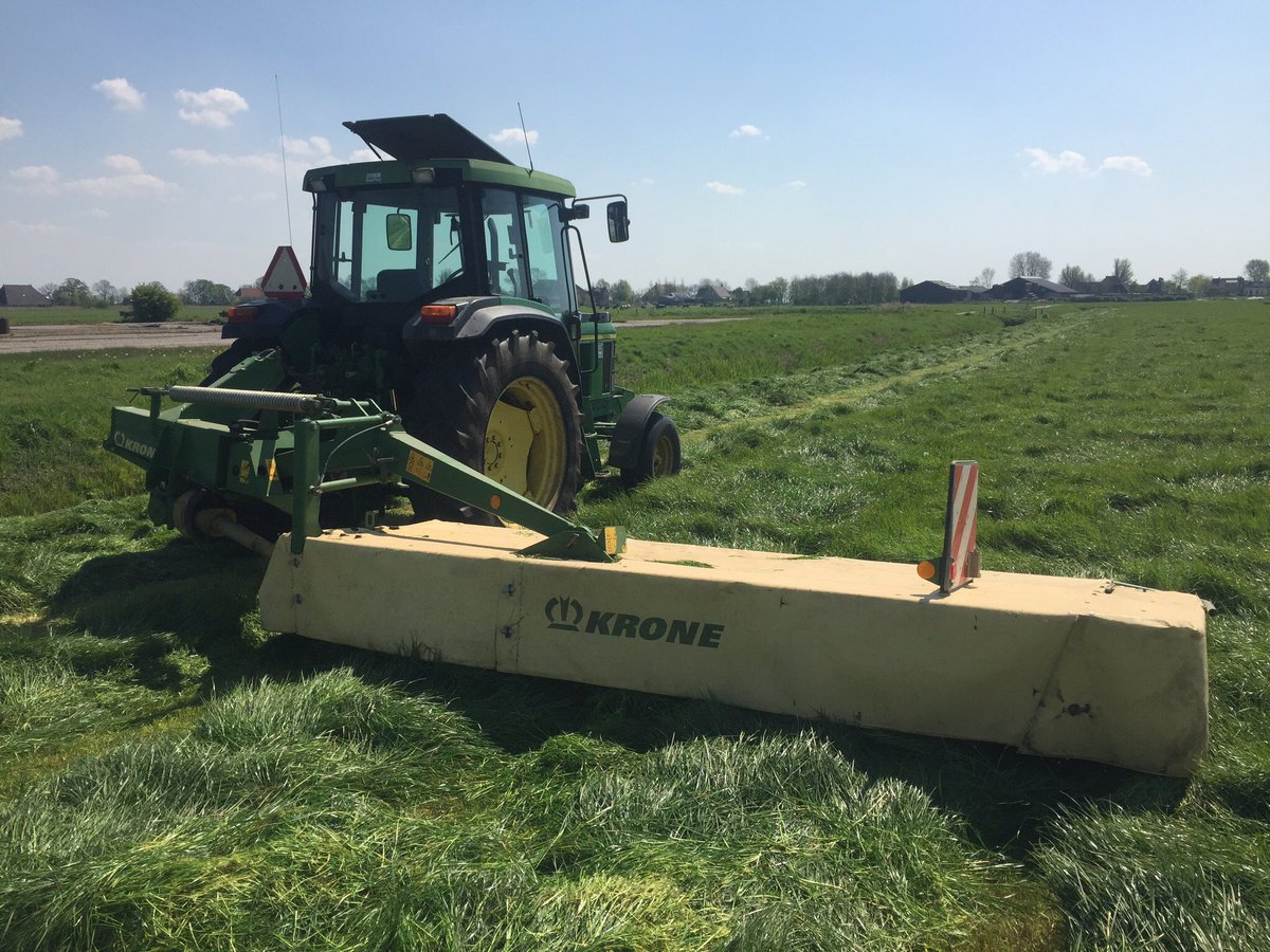 RakeshdeVries's tweet photo. Ook hier gestart met het maaien van de #eerste #snede #gras. https://t.co/wPuWVKS3le