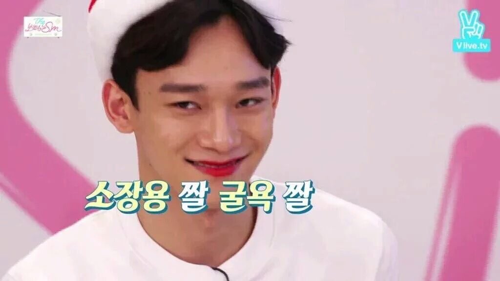 peachysooo's tweet photo. jongdae the type to tell his girlfriend that red lipstick suits him better than her 😹 https://t.co/6UVCrJ7Ben