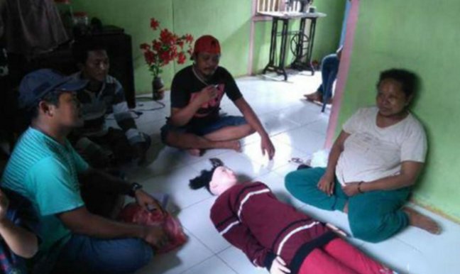 margareig's tweet photo. #dioseslocos Una aldea indonesia adora días a muñeca hinchable cual ángel caído del cielo https://t.co/4TQLza2qa2 https://t.co/8CPgGQFc9A