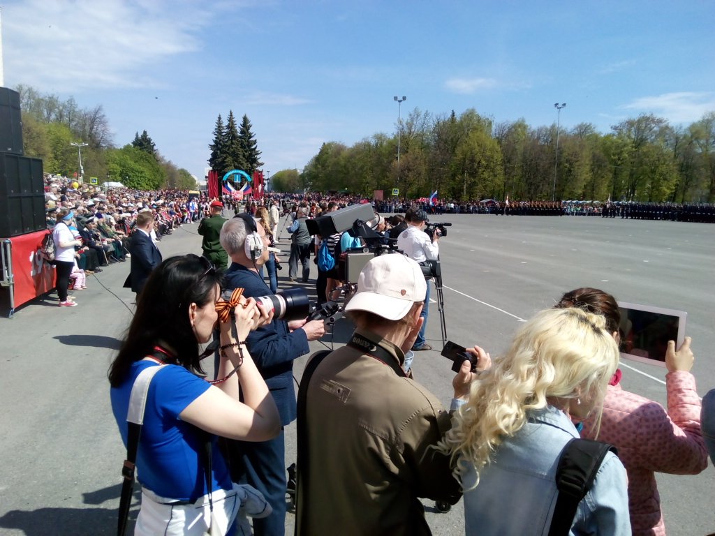 Пресса на параде мешает то ветеранам, то Высокой трибуне. Не продумана организация мест для СМИ.
