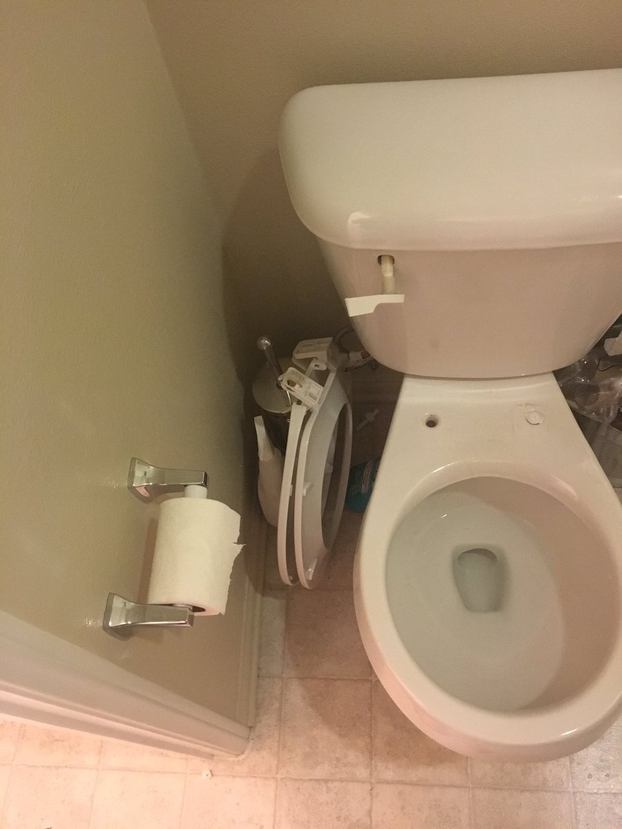 harryrelapse's tweet photo. I fell when I was getting out of the shower and I broke my toilet yikes https://t.co/5fvg8sHnys