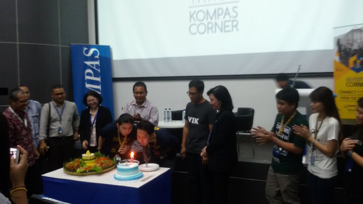 BEMSurya's tweet photo. Pemotongan tumpeng dan kue untuk merayakan ulang tahun @kompascorner yang ke-3 #KCorner3rd #BerubahBersama https://t.co/HAmKD3T72p