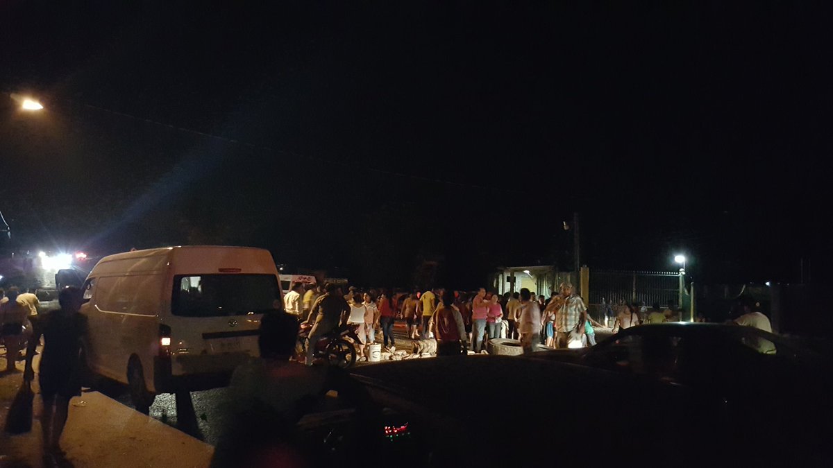 AlxMartine's tweet photo. Cerrado el paso en la Carretera Villahermosa-Teapa a la altura del Fracc. Bicentenario https://t.co/H3AhJjns77