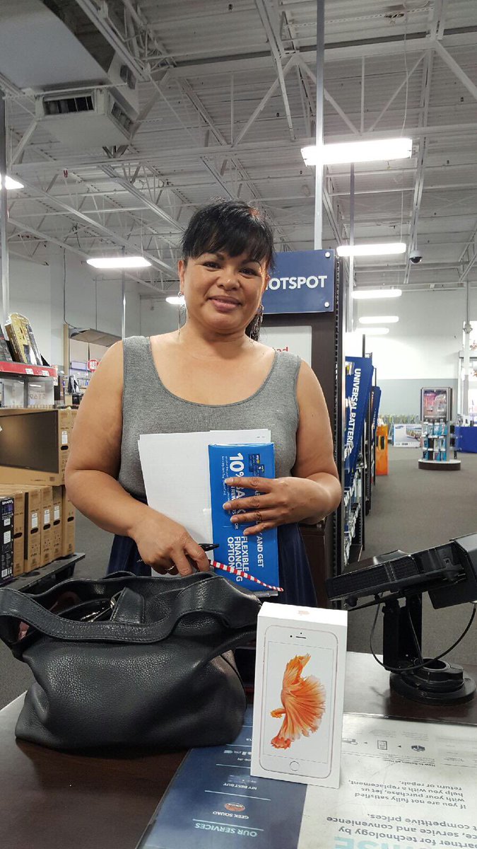 ronni_ronn's tweet photo. Happy customer in Vallejo, CA...welcome to the #sprintfamily. @GuyShane @JamesLeeWC https://t.co/jMy9HR3ak2