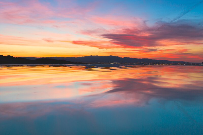 The sunset gives me energy! <a href="/VegasMagazine/">Vegas Magazine</a> #nature #lasvegas #clouds #colors #vegasskyline  #reflections #sunset