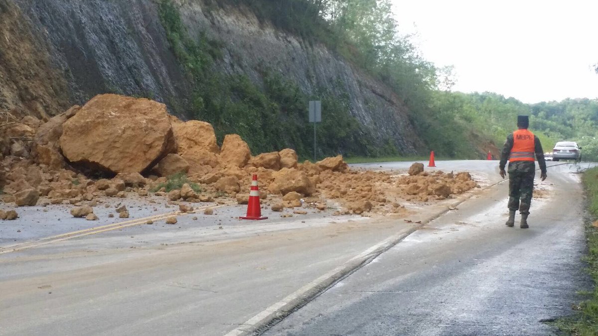 pavloross's tweet photo. Derrumbes autopista Juan Pablo II (Samaná), LosHaitises. Comisión Militar Policial Obras Públicas controla tránsito. https://t.co/TXvQQhpwLA
