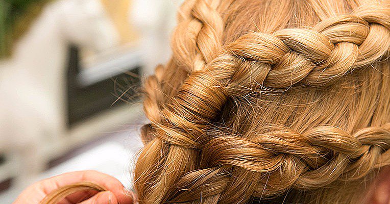POPSUGARBeauty's tweet photo. You've NEVER seen a DIY Daenerys-esque two-tiered braid like this. #GameOfThrones https://t.co/zWRF9Mle9o https://t.co/kaeVZLUSIw