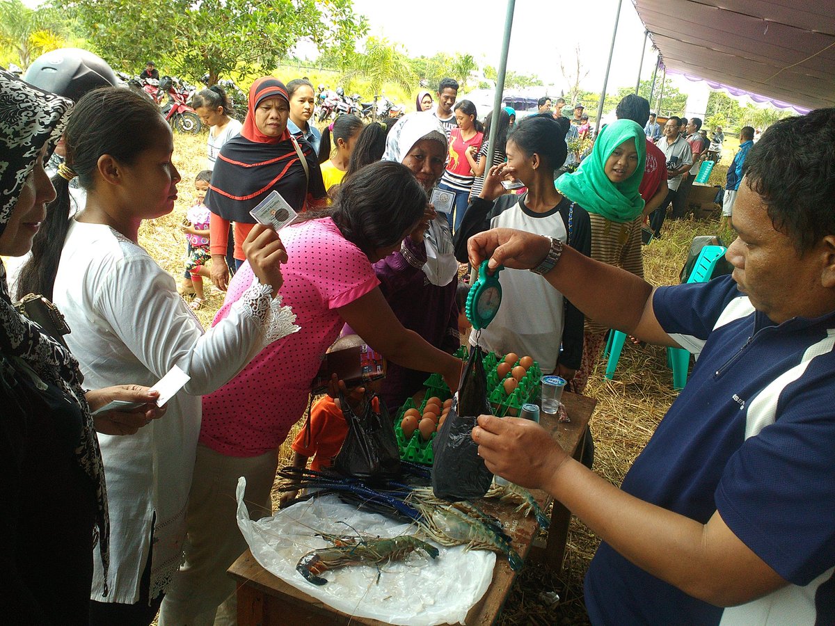 WakalaAdina's tweet photo. Transaksi dengan Dirham di Pasar Kyai Mangku Negeri, Ketapang. Kal Bar. Yuk teladani https://t.co/mKE0ApjV2p