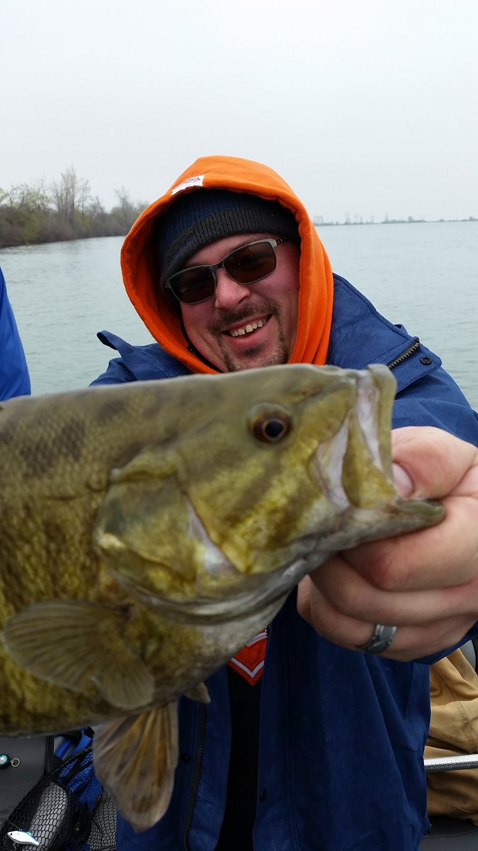 lith74's tweet photo. The closer the fish is to the camera the bigger the fish right??? We planned this.. https://t.co/rPcSvN3Otv