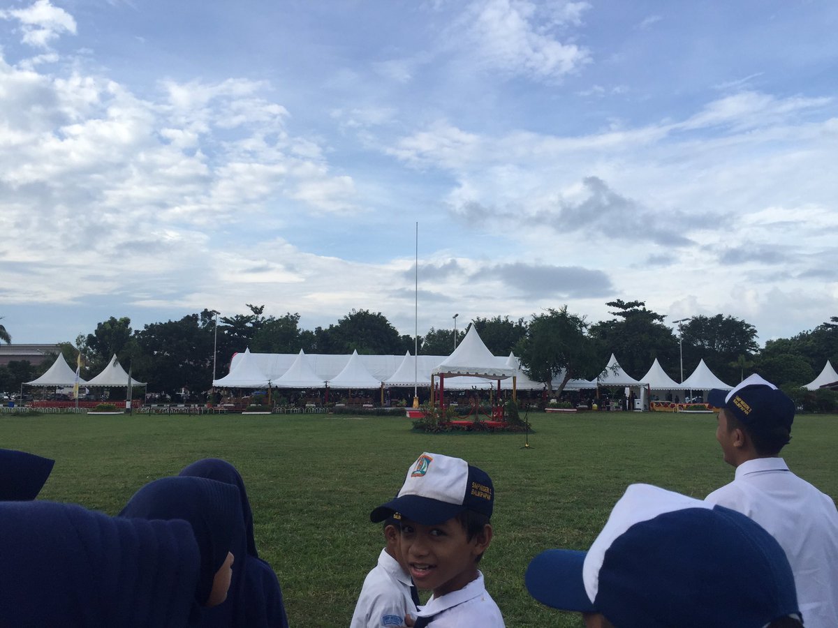 OSISSpanda's tweet photo. Perwakilan siswa smp2 mengikuti upacara bendera memperingati Hari Pendidikan Nasional https://t.co/LtWw8aqJxN