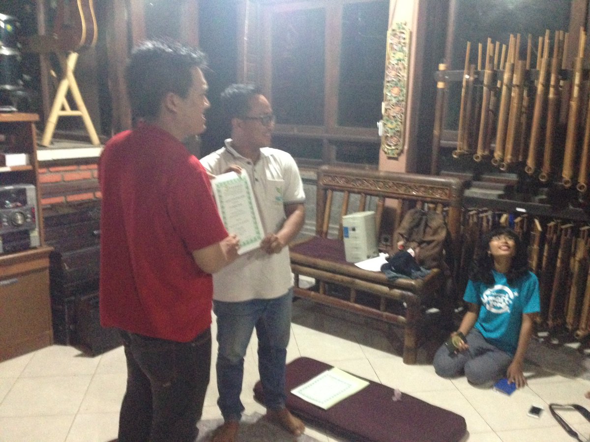 LPDPBali's tweet photo. 1/5/2016 Awardee LPDP Bali berkesempatan untuk berbagi di Slukat Learning Centre, Keramas, Blahbatuh, Gianyar https://t.co/LliM4zSohn