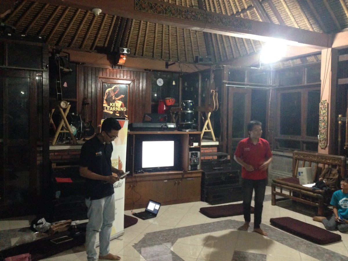 LPDPBali's tweet photo. 1/5/2016 Awardee LPDP Bali berkesempatan untuk berbagi di Slukat Learning Centre, Keramas, Blahbatuh, Gianyar https://t.co/LliM4zSohn