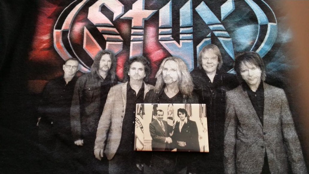 juliecoolee's tweet photo. Found my Elvis cape magnet right after watching @FallonTonight. #TMTOMH #partiedwithTommyShaw #MSFunk @STYXtheBand https://t.co/UnZPMbYVnC
