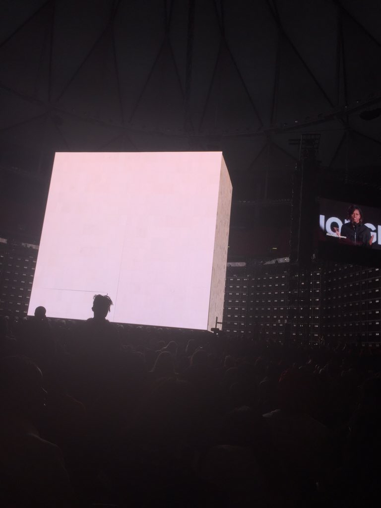 ImDat_PrettyMF's tweet photo. My floor seats are EVERYTHING!!!! @TheBeyHiveTeam #FormationWorldTour #Lemonade #Beyonce https://t.co/fwEM04a48V