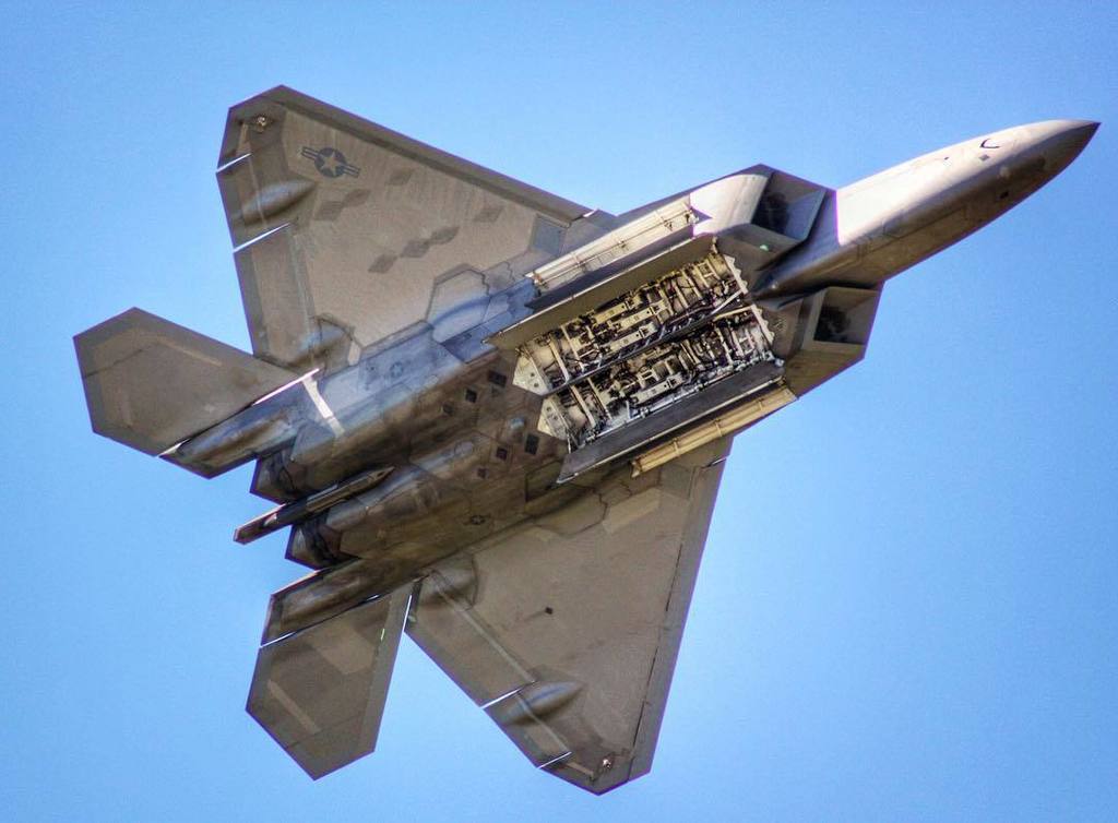 DeltaBravo33's tweet photo. Instagram : by shack_tastic - #weaponsbay #f22 #raptor
#langleyafb #airshow #hamptonroads #aviation #avgeek #aviat… https://t.co/WF0aWcMcH0