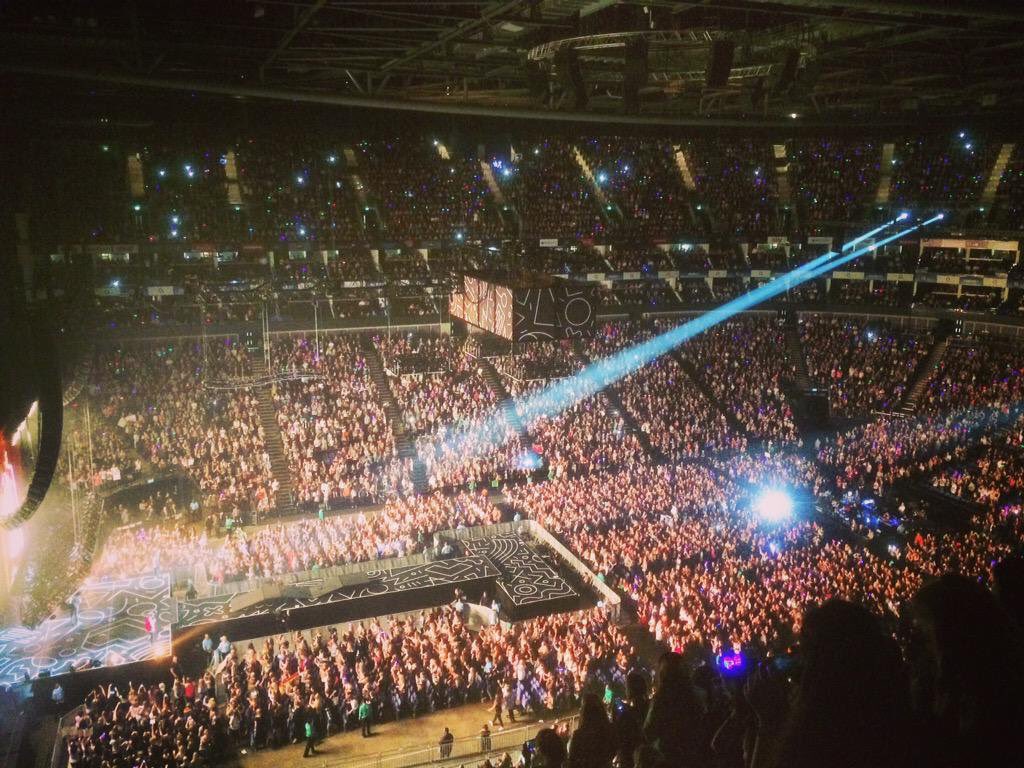 1Dbestcrowds's tweet photo. OTRA London https://t.co/VNINaIqFfr