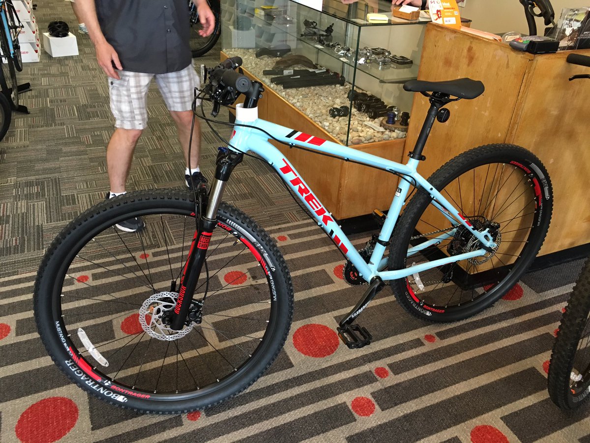 c_leann7's tweet photo. @TrekBikes I'm loving my new Excalibur 8! First adult bike 😄 the color scheme is awesome! 6 miles &amp; counting..... https://t.co/lNizxHoYyu