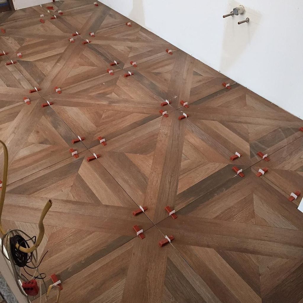 EvergreenOhio's tweet photo. This #masterbathroom porcelain tile floor mimics a parquet wood floor. #newbuild #tilelook… https://t.co/kNmsrOvMZh https://t.co/0A7AjI55lE