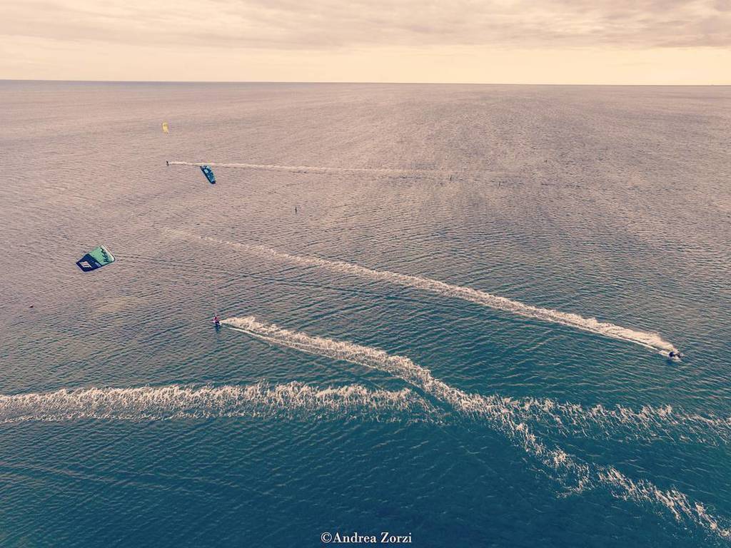 weKitesurf's tweet photo. #drone #phantom3pro #kitesurf #scie #absolutelygrado #comunedigrado #fvglive / dronezone_andreazorzi #kitesurf https://t.co/Aaa4tAYwGH