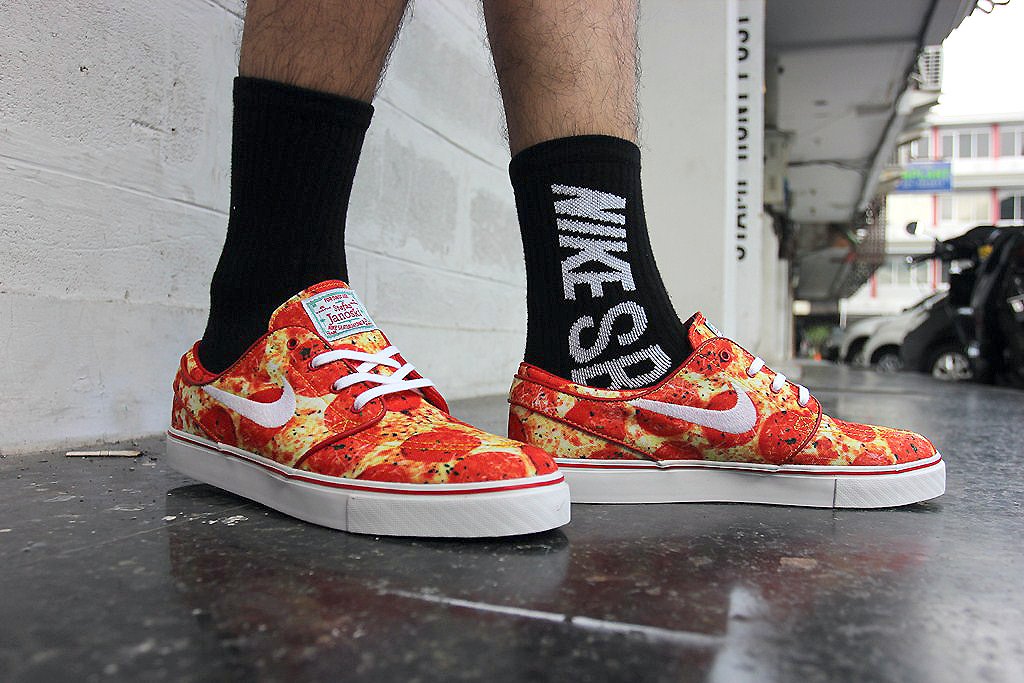 reparatie Stevig Illusie THE GOODS DEPT• on Twitter: "Grab this unique NIKE SB Zoom Stefan Janoski  QS with pepperoni graphics exclusively at https://t.co/bHntT6nXc8  https://t.co/vBtfMEfyTb" / Twitter