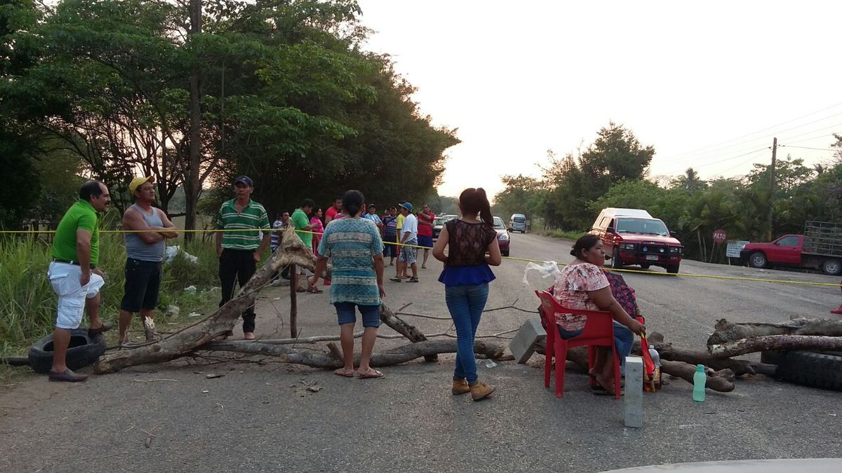 TabascoHOY's tweet photo. #AlertaTH
Continúa bloqueo en la Vhsa-Jalapa por falta de agua desde hace 15 días; mantendrán su protesta. https://t.co/6csi9mtEBF
