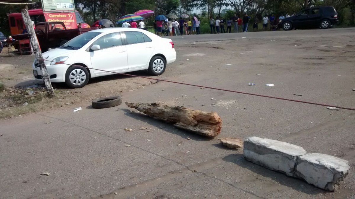 TabascoHOY's tweet photo. #AlertaTH
Continúa bloqueo en la Vhsa-Jalapa por falta de agua desde hace 15 días; mantendrán su protesta. https://t.co/6csi9mtEBF