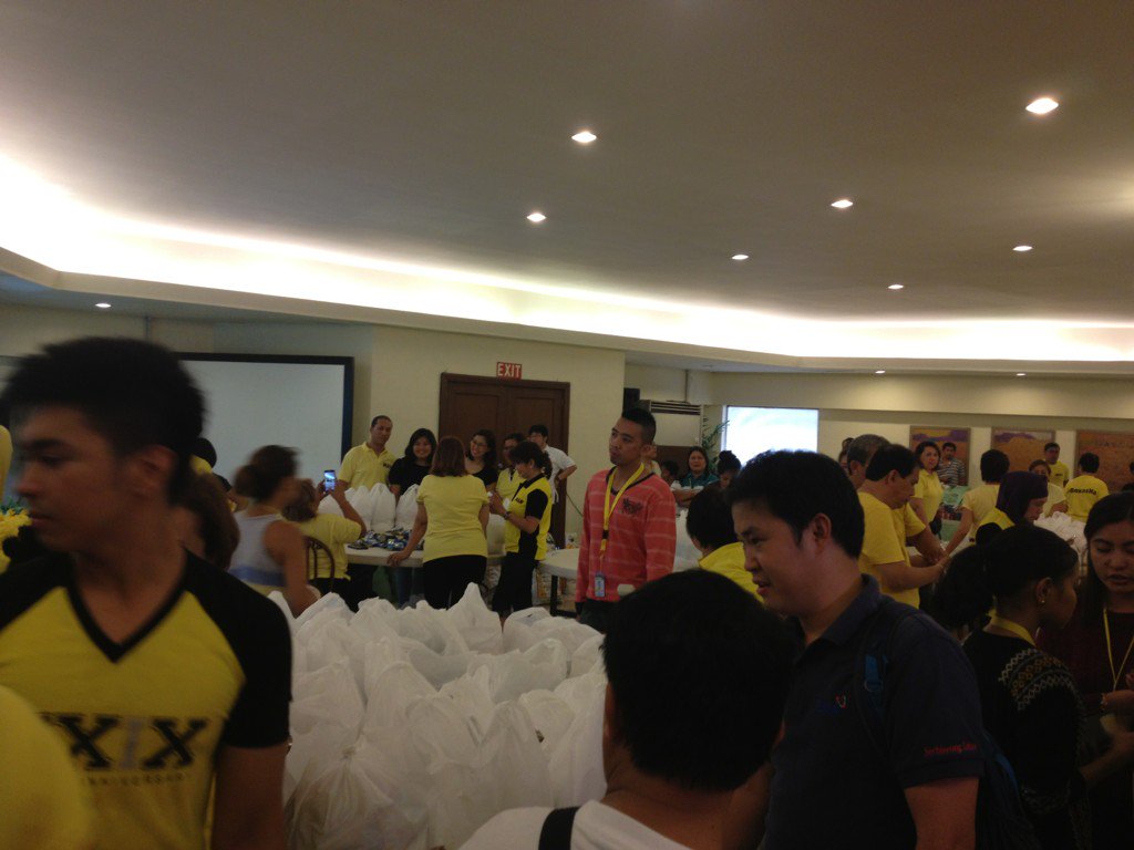 jayruiz_2's tweet photo. Robredo sisters Packing relief operations at LP headquarters https://t.co/QQV84m9go3