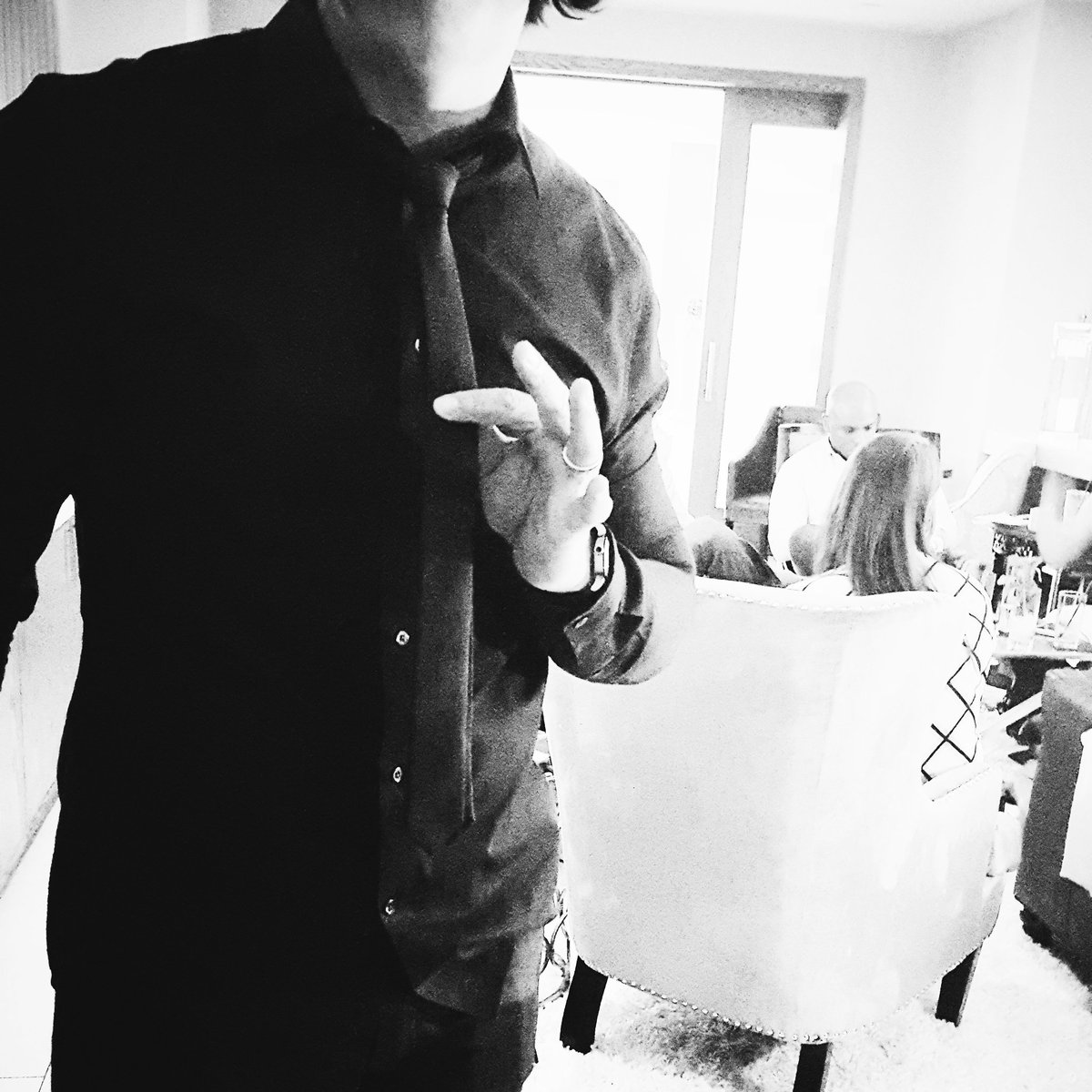 EA chic 👌
• • •
#black #allblackeverything #style #howto #cocktails #craftcocktails #lifestyle #luxury #EAG