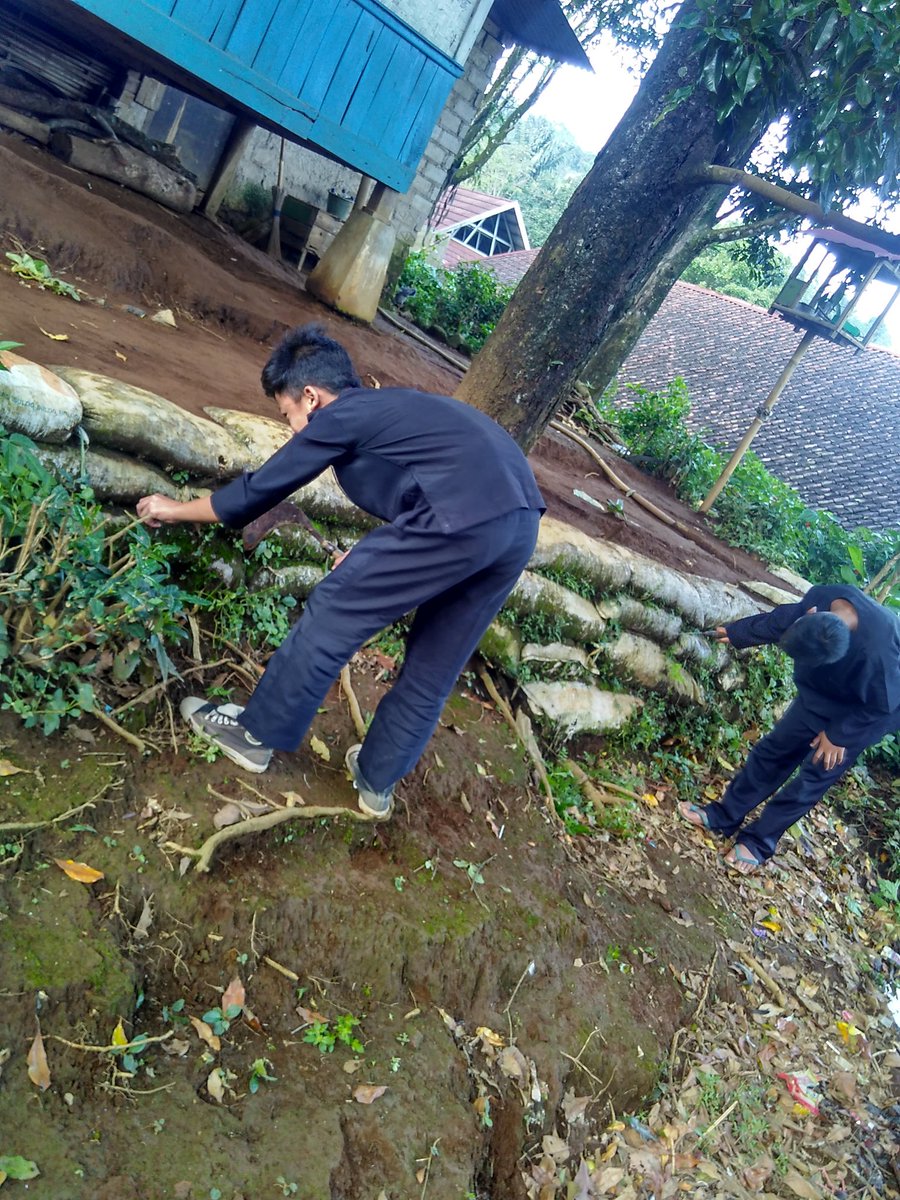 SDN_Sumurugul's tweet photo. #Hardiknas2016 bersih2 di lingkungan warga #sdnSumurugul  @DediMulyadi71 @info_purwakarta @ClickPurwakarta https://t.co/1BbWGZATFb