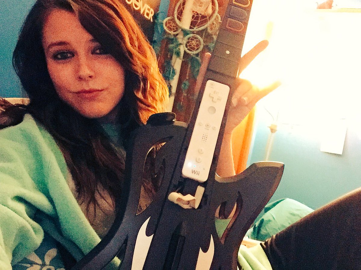 katiekat_1994's tweet photo. Feeling it's time for some Guitar Hero 🎤🎸 #Wii #GuitarHero #WarriorsofRock #motivation #sum41 #furyofthestorm https://t.co/qJoaYNOxZu