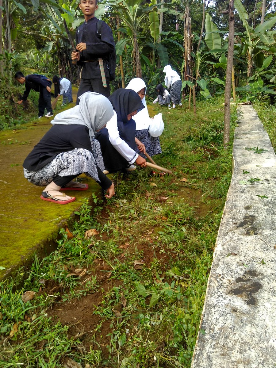 SatapSumurugul's tweet photo. #Hardiknas  kerja bakti di lingkungan sekolah #smpnSatapSumurugul @DediMulyadi71 @info_purwakarta @disdikpora_pwk https://t.co/qEIzB3mxbG