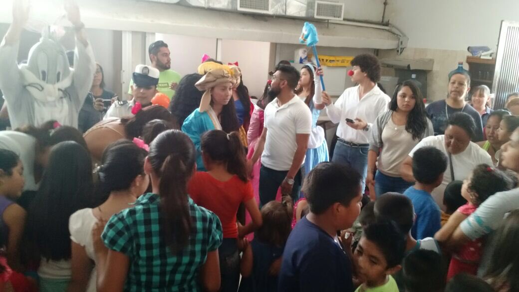 Josehdz_99's tweet photo. Con motivo del día del niño, en #DimeAC Conviviendo y entregando juguetes y escuchando la sinfónica @sejuve_laguna https://t.co/YDSBxj21WX