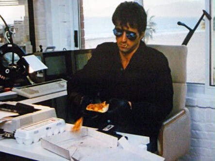 テキサス ラトルスネーク A Twitter スタローン コブラ 視聴わず 邪魔な車があればバンパーで押し退け L A チカノ風の輩から文句を言われれば相手のタンクトップを破る 食いかけのピザをハサミで切り 温めずに食べる 漢のリトマス試験紙 コブラ カッコ