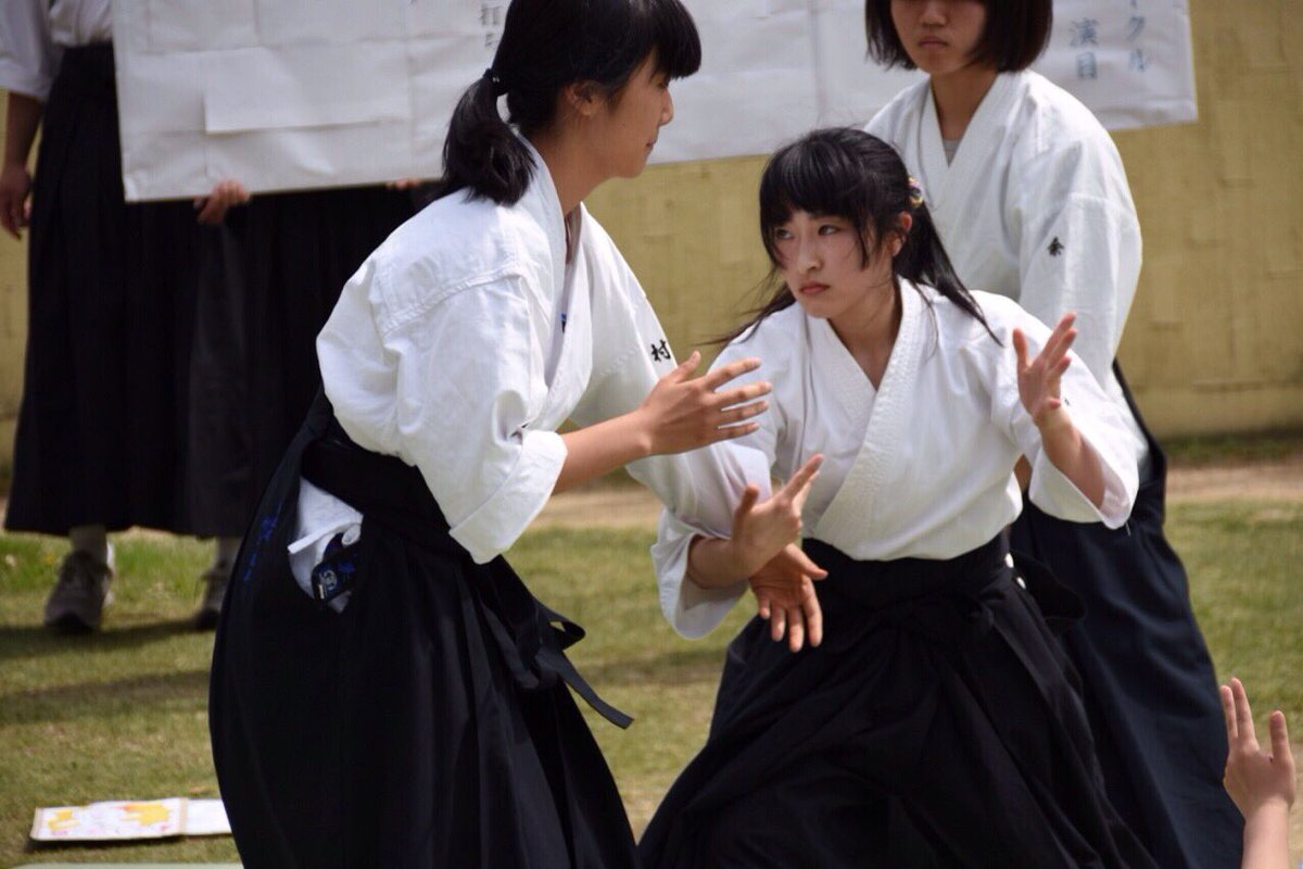 阪大合気道サークル Na Twitteru 昨日の演武を見に来てくださった皆様 ありがとうございます この期にちょっとでも合気道に興味を持った方はぜひ体験稽古にお越しください 性別学年 大学 関係なくいつでも誰でも歓迎します ﾃﾞｭｰﾝ ｗｗｗ 三