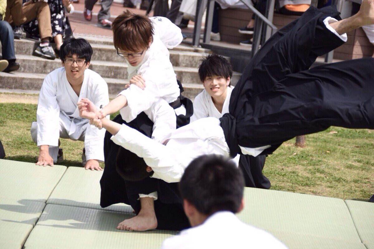 阪大合気道サークル 昨日の演武を見に来てくださった皆様 ありがとうございます この期にちょっとでも合気道に興味を持った方はぜひ体験稽古にお越しください 性別学年 大学 関係なくいつでも誰でも歓迎します ﾃﾞｭｰﾝ ｗｗｗ 三