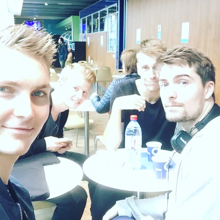 On our way home. 今天要回国！👍