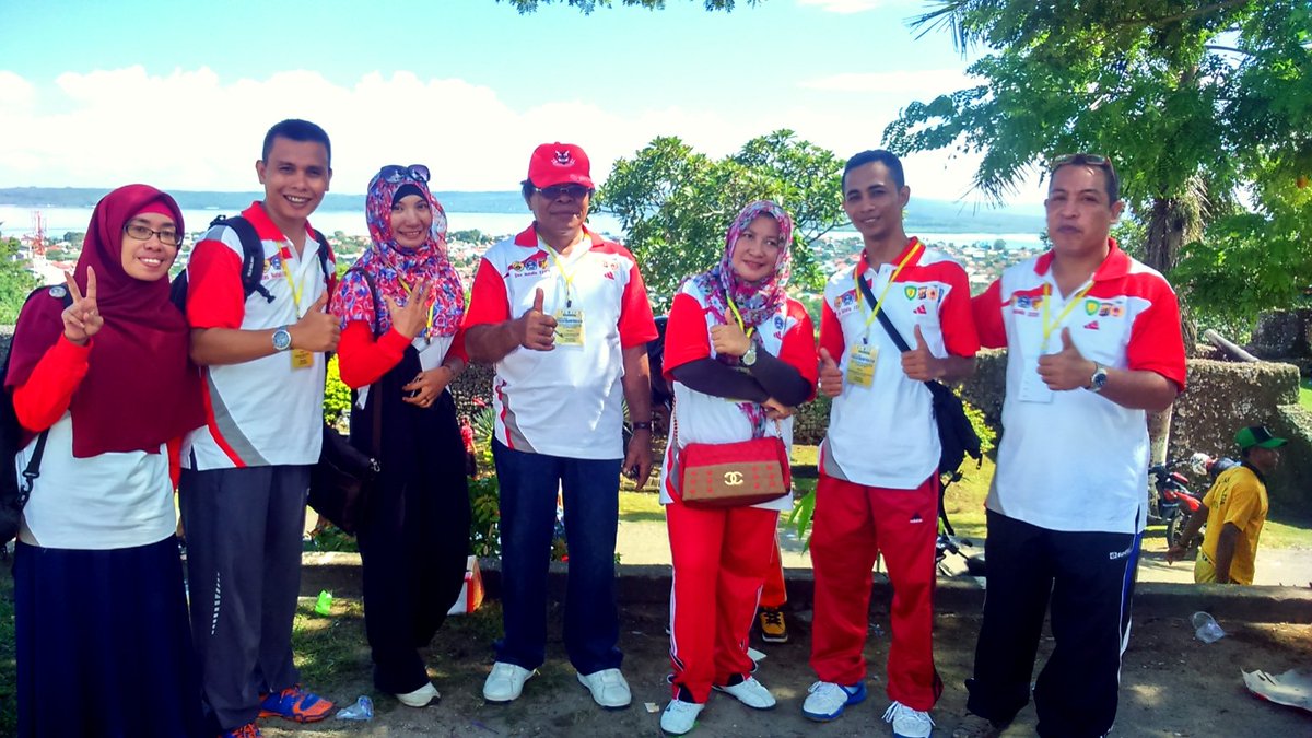 Semarak Lomba lari “UNIDAYAN KERATON WOLIO 10 K”

See more at:
rakyatbersatu.com/pendidikan/rag…