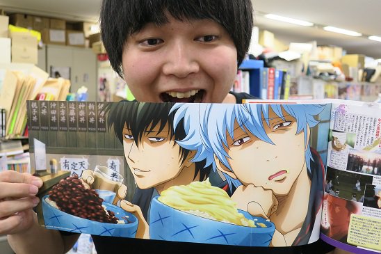 少年ジャンプ編集部 ジャンプコミックス本日発売 銀魂あにめイロイロ生 も発売 ポスターやら色紙やら銀魂ファン垂涎の企画が満載 銀さんと土方のロングポスター これ２人の顔ほぼ実物大らしいので 後ろの担当マナベの顔がいかに大きいかが分かる