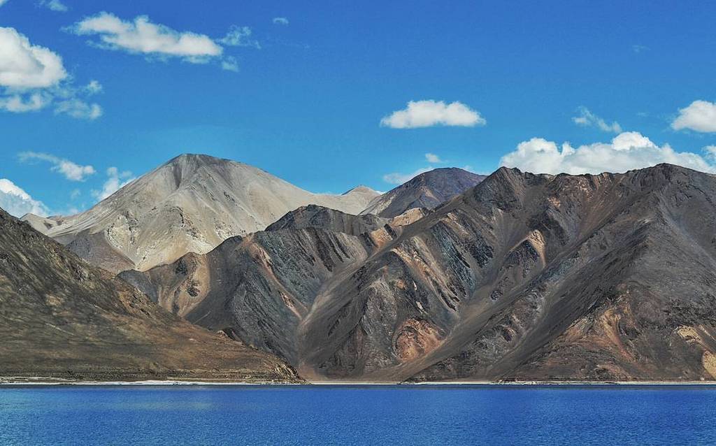 vsa_anand's tweet photo. urban diaries - lakeside iridescence
#colorsofearth #ladakh #simplystunningvistas #glimpse… https://t.co/DuxQg6woeQ https://t.co/TeenvMoYD0