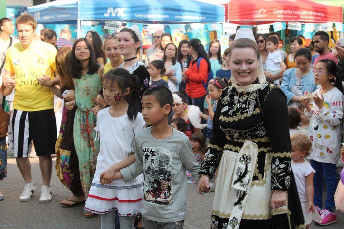 icbretagne's tweet photo. La Bretagne en Chine > un fest-noz à Pékin le 14/05 (jeux, danses, 2000 personnes): https://t.co/B2Vuqnsa93 @bhtbzh https://t.co/YCD73TQG08