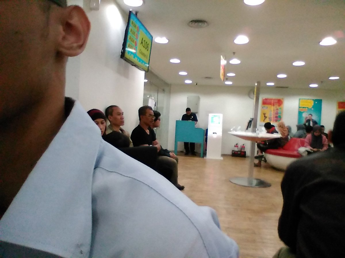 Prdpta's tweet photo. @IndosatCare galeri indosat BEC. counter yg buka cuma 3 :( https://t.co/yGi4RDQwFb