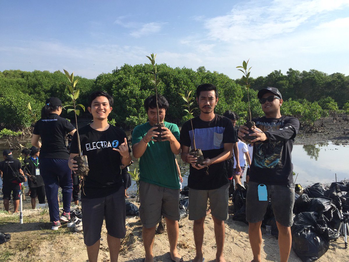 Aksi penanaman kami bersama panitia Greatfest4 Kemarin di pantai Mertasari Sanur.. save our earth for future 💪💪