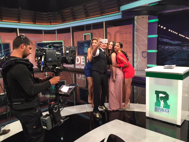 RepDeportiva's tweet photo. Siempre hay tiempo para un #selfie entre comerciales... @juliangil @Nataliz_Jimenez @JossieOchoaTV https://t.co/gfRGCwOEVA