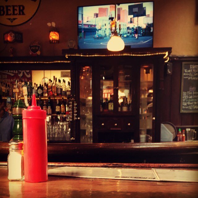 warriorsselfie's tweet image. Saturday afternoon in the bar for watch the Warriors win ! #GOWarriors #SFteam #picofthesunday #basketball #Oakland…