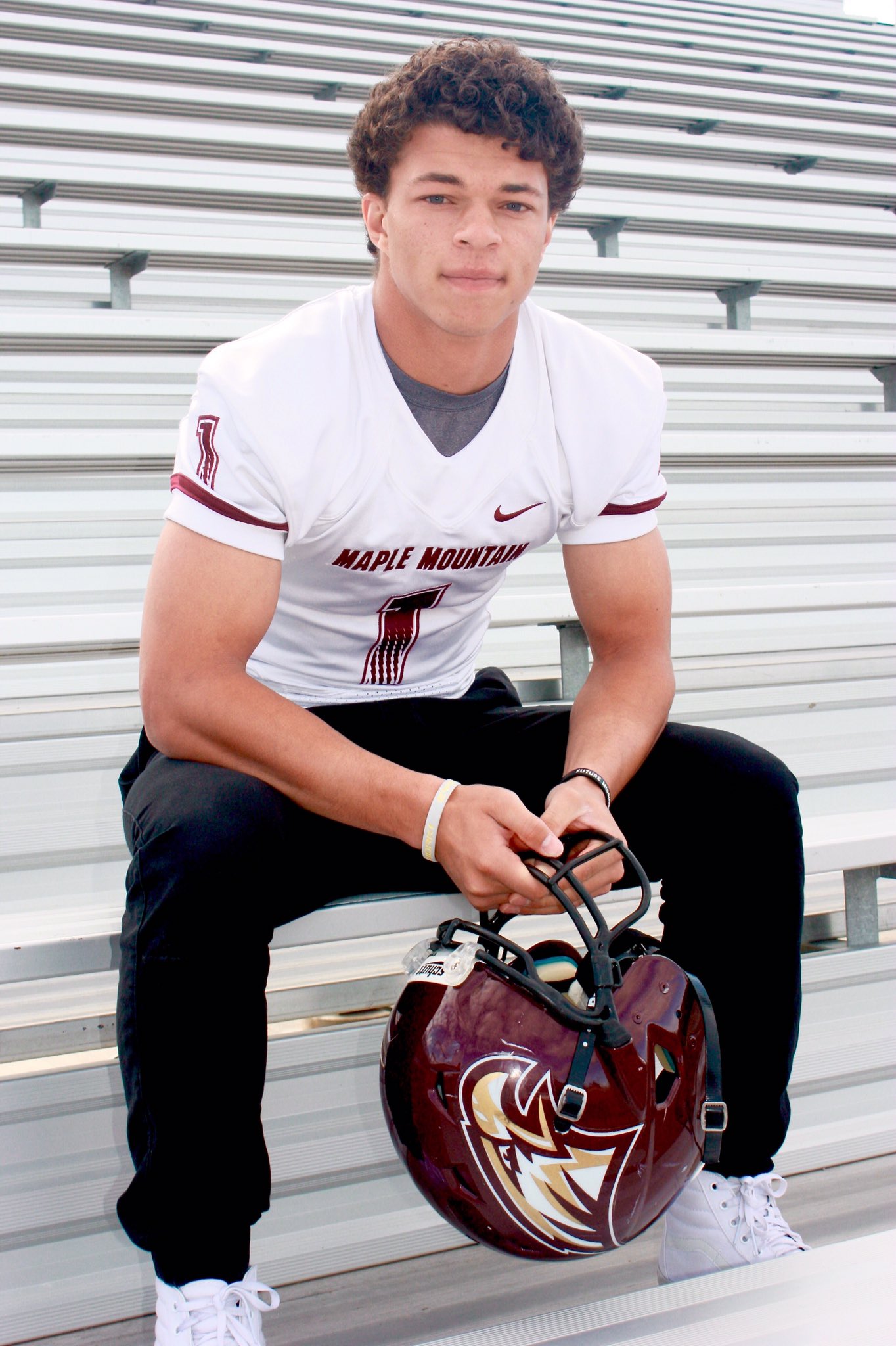 Jaren Hall on Twitter: "Senior pics my dudes. It's been real 🙈🎓…