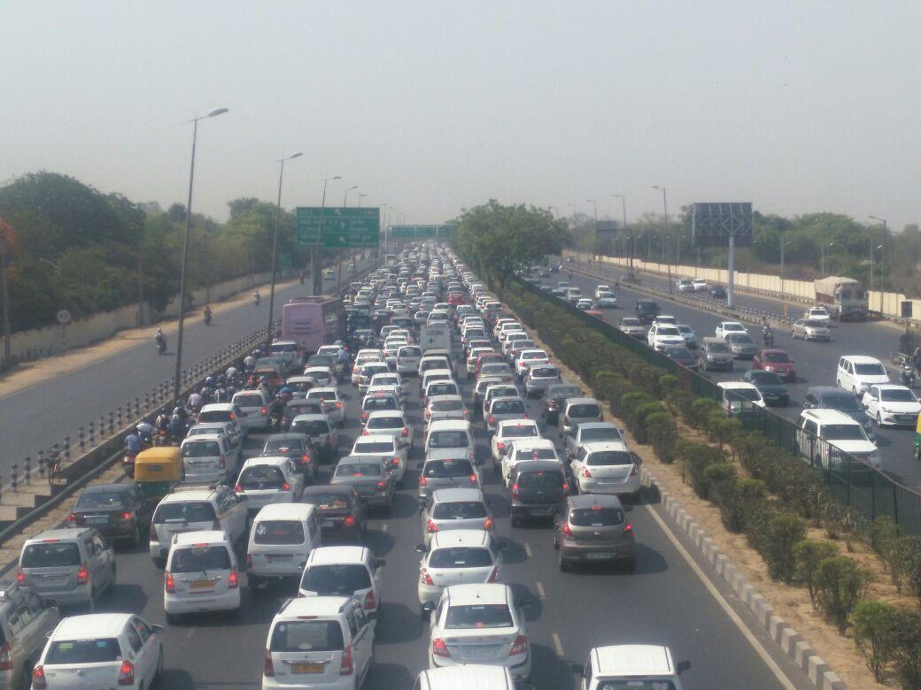 timesofindia's tweet photo. This is what Delhi-Gurgaon border looks like right now. Drivers of diesel, petrol cabs are protesting against SC ban
https://t.co/LBSGyZ8HV0