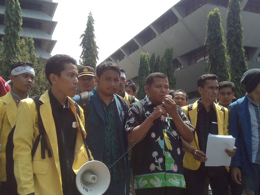 Pembina upacara komisi E DPRD menerima tuntutan peserta upacara