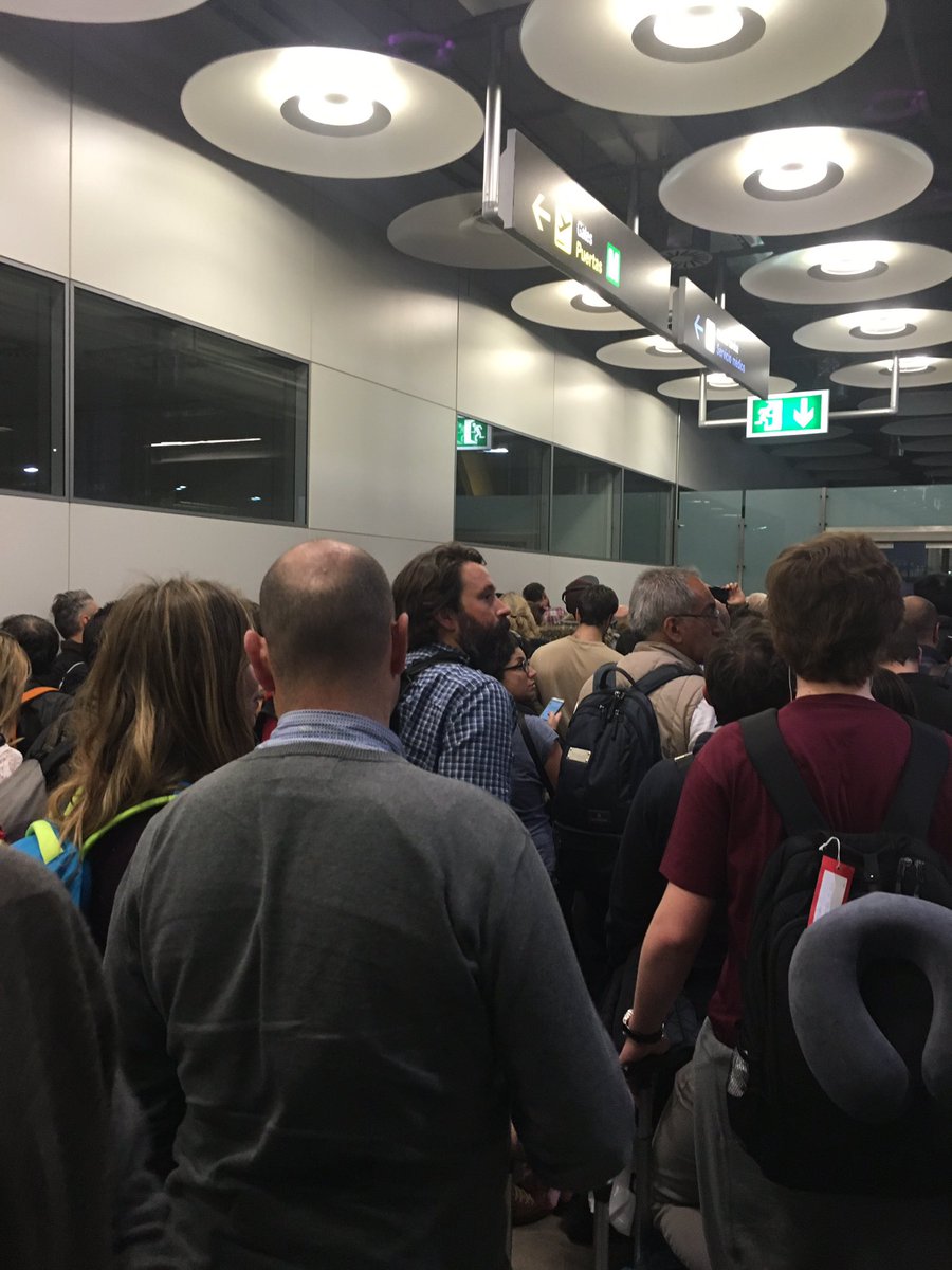 brendamarting's tweet photo. No se puede salir de la T4. Pasajeros atrapados, la gente se desespera. Nadie informa.@iberia @aena https://t.co/qhY51tNI1D